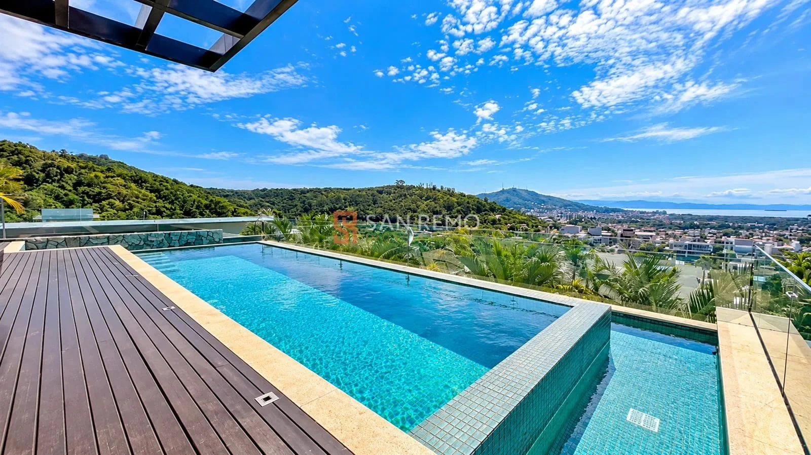 6-bedroom house with a walk-in closet in Florianópolis — photo 4