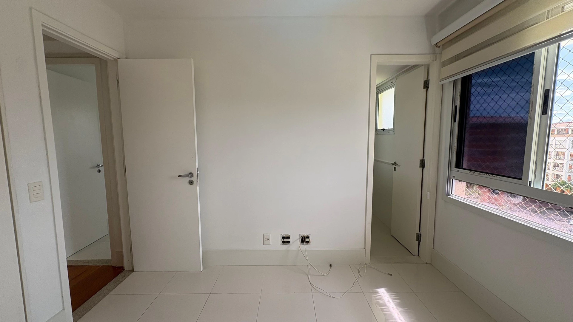 3-bedroom apartment with a glass-enclosed balcony — photo 23