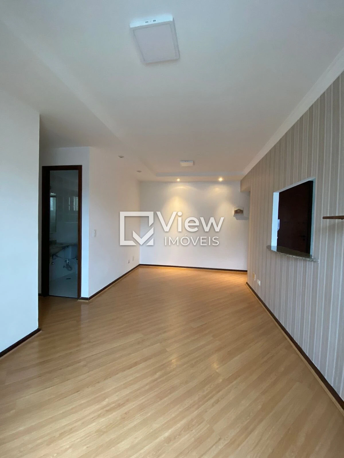 3-bedroom apartment with wood or laminate floors — photo 8