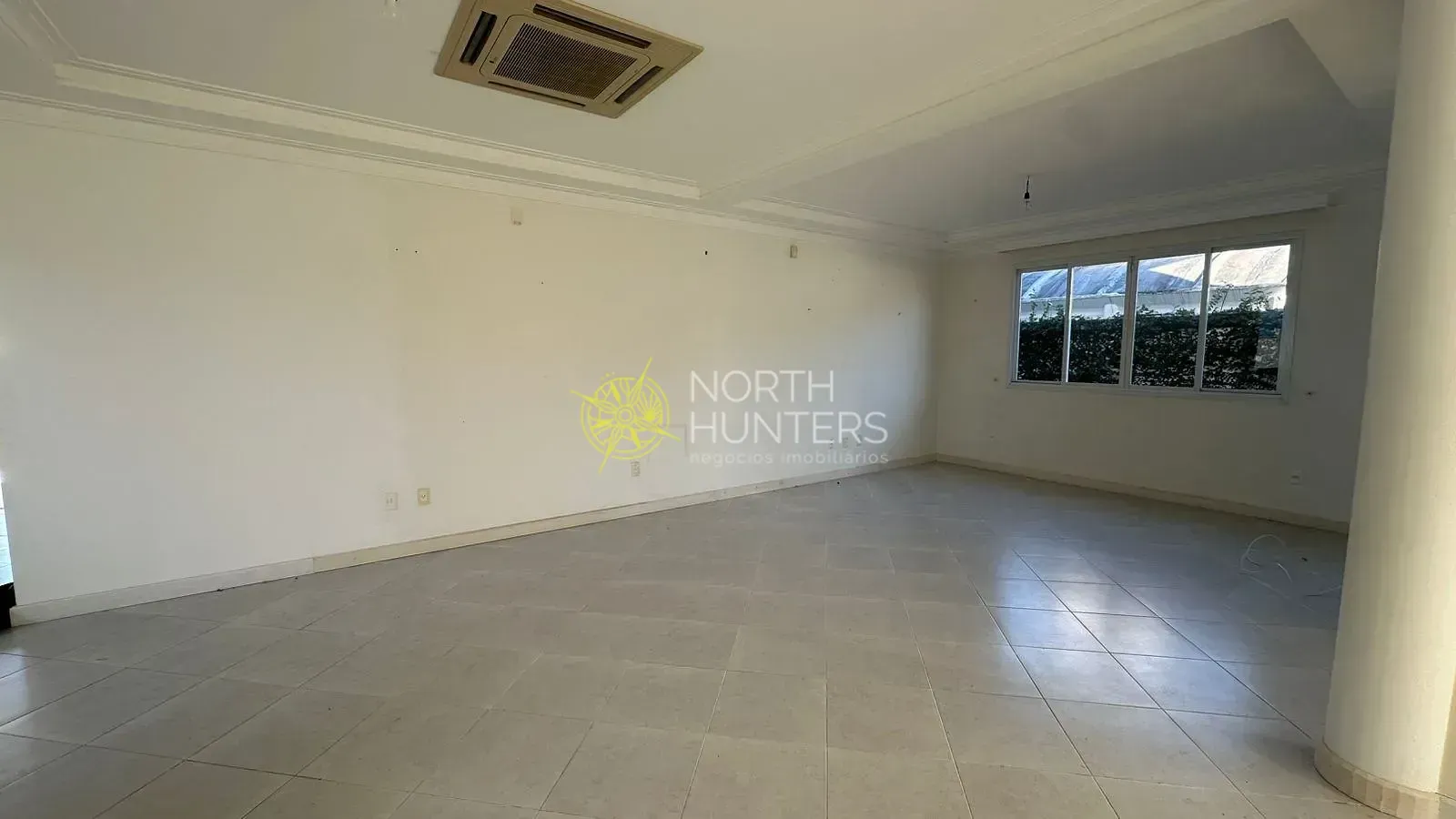 House with 4 bedrooms and shared pool area — photo 20