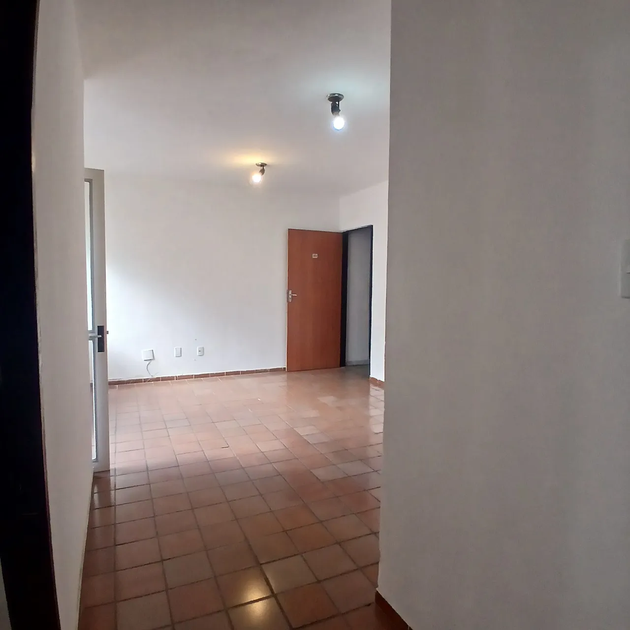 Unfurnished 3-bedroom apartment with a balcony — photo 19