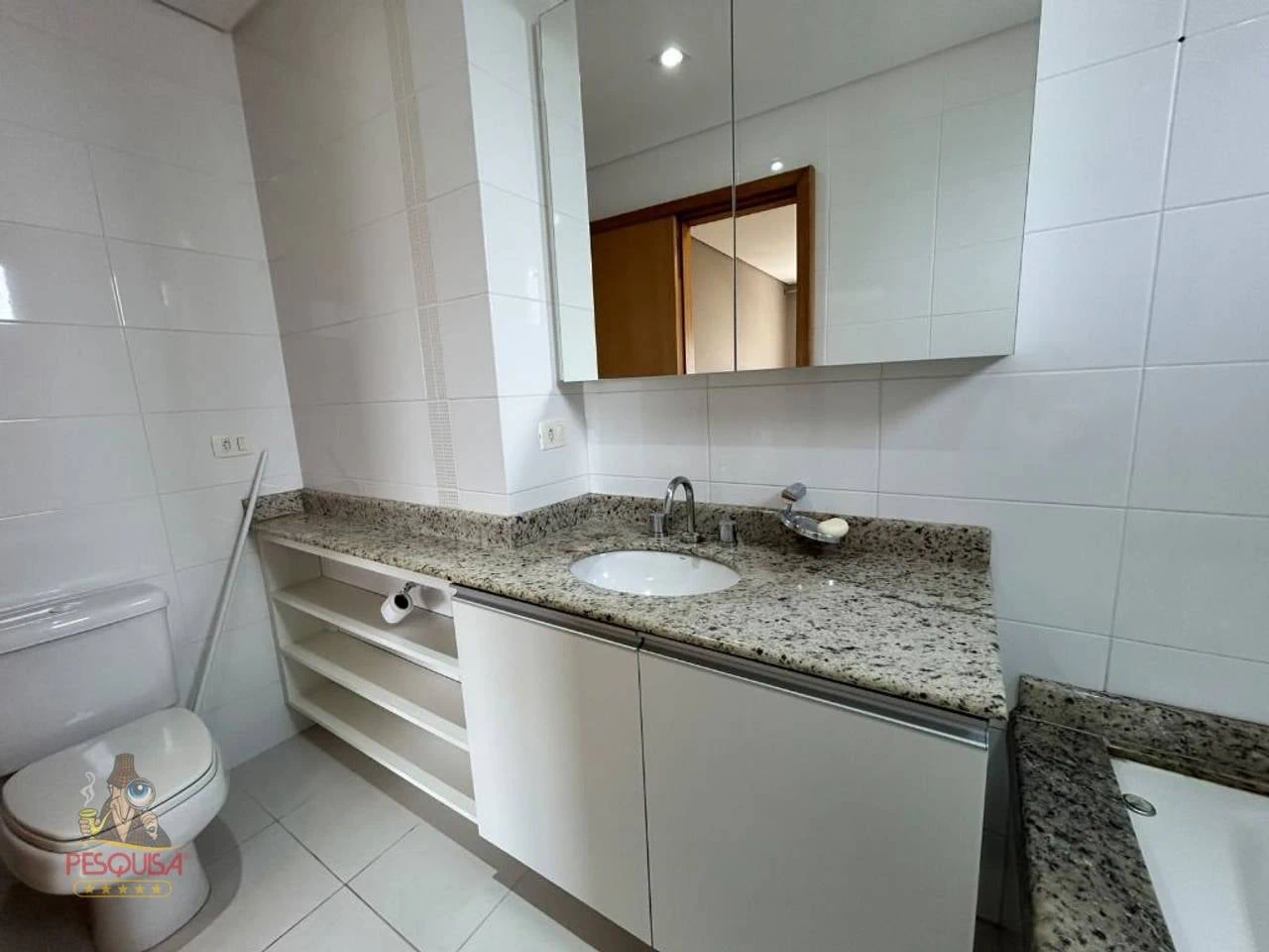 4-bedroom apartment with a bathtub — photo 4