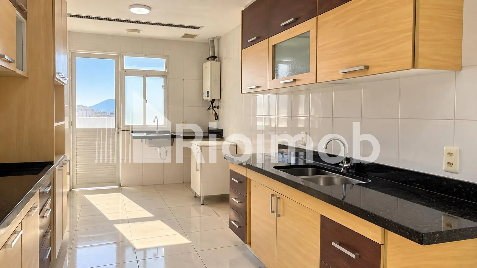 Balcony with a grill in a 3-bedroom apartment, 183 m² — photo 2