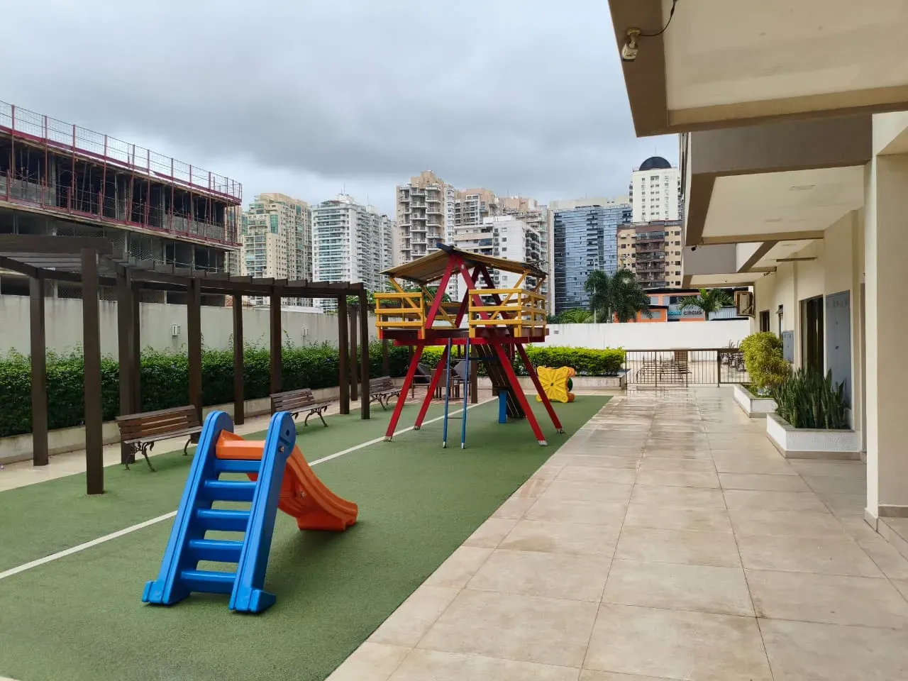 2-bedroom apartment in a building with a gym — photo 6