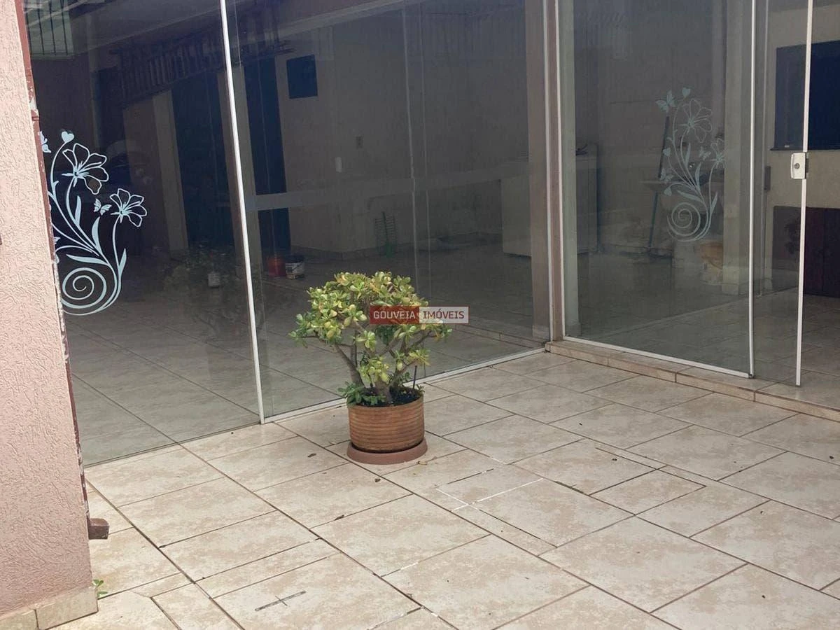 4-bedroom house with a glass-enclosed balcony — photo 19