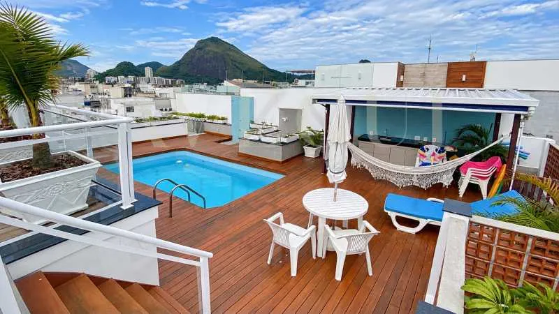 Balcony with a grill in a 3-bedroom apartment, 310 m² — photo 16