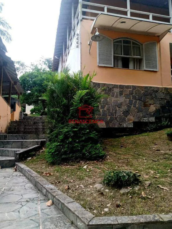 4-bedroom house with 1 en-suite and 300 m² plus pool — photo 23