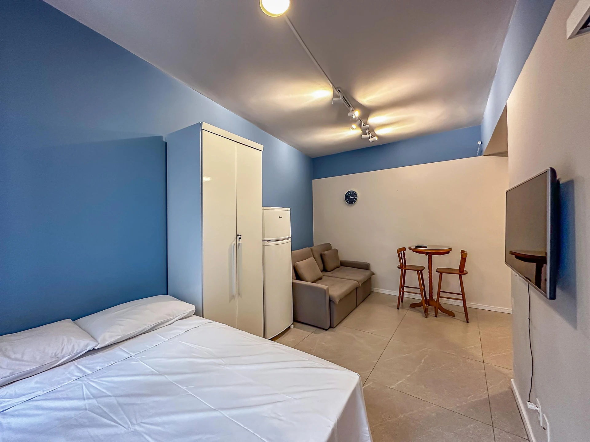 Furnished studio with glass shower and 1 bedroom — photo 29