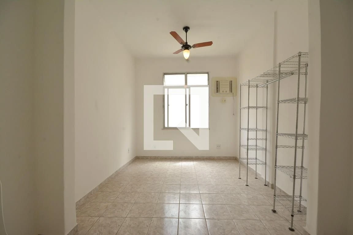 Apartamento sem mobília com vista da janela e 1 quarto — photo 21
