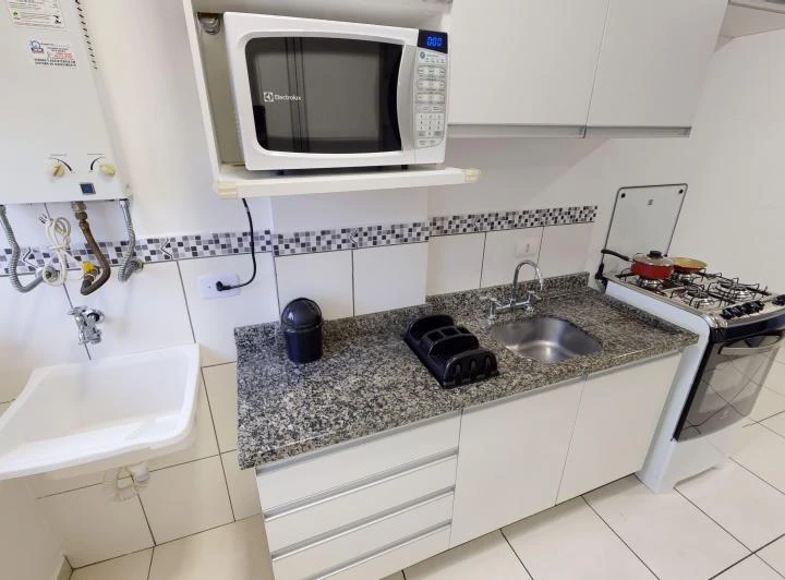Furnished 1-bedroom apartment with gas stove kitchen — photo 8