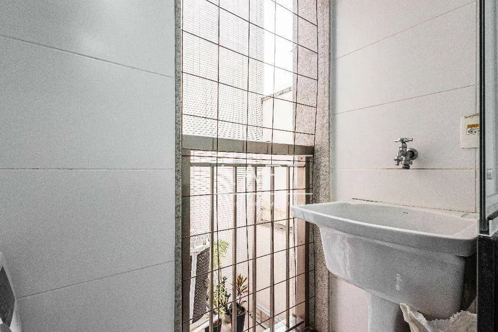 Apartamento com 2 dormitórios e varanda de vidro — photo 31