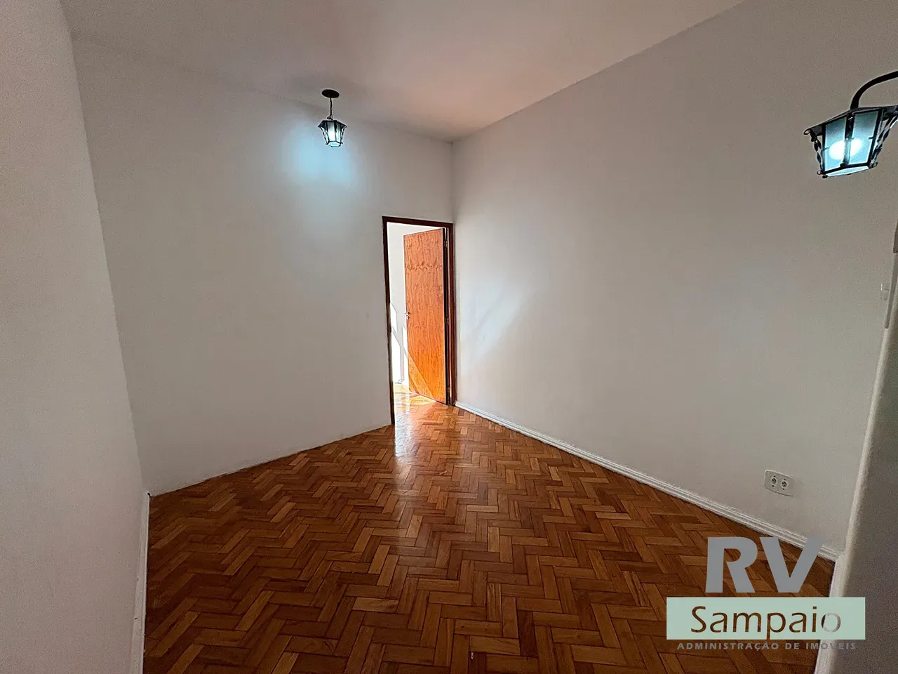 Wood or laminate floors in a one-bedroom apartment, 31 m² — photo 8
