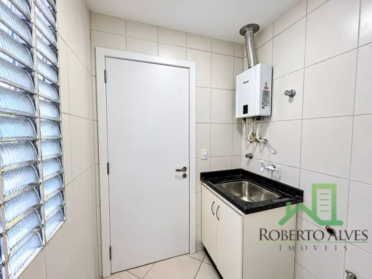 2-bedroom apartment with a bathtub — photo 18