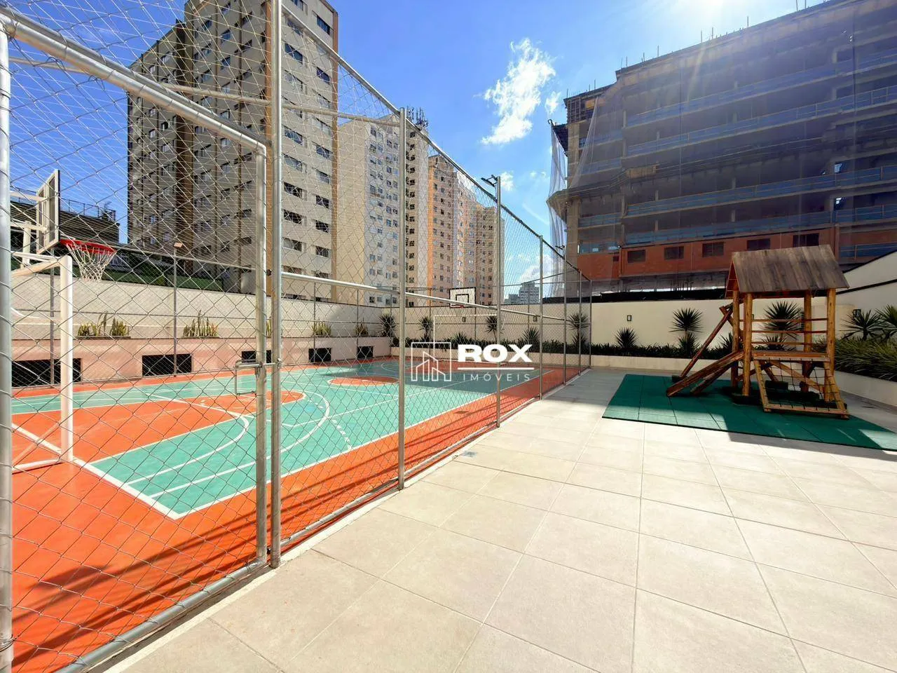 Furnished 1-bedroom apartment with a private BBQ — photo 29