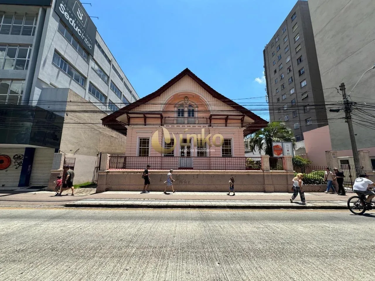 House with 3 bedrooms, 1 bathroom, 5 parking spaces