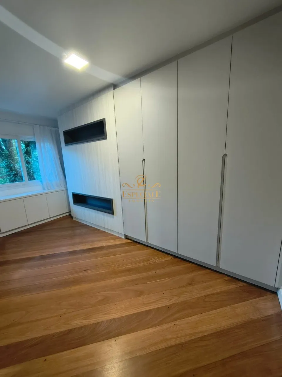 House with 5 bedrooms and a modern open-plan kitchen — photo 12