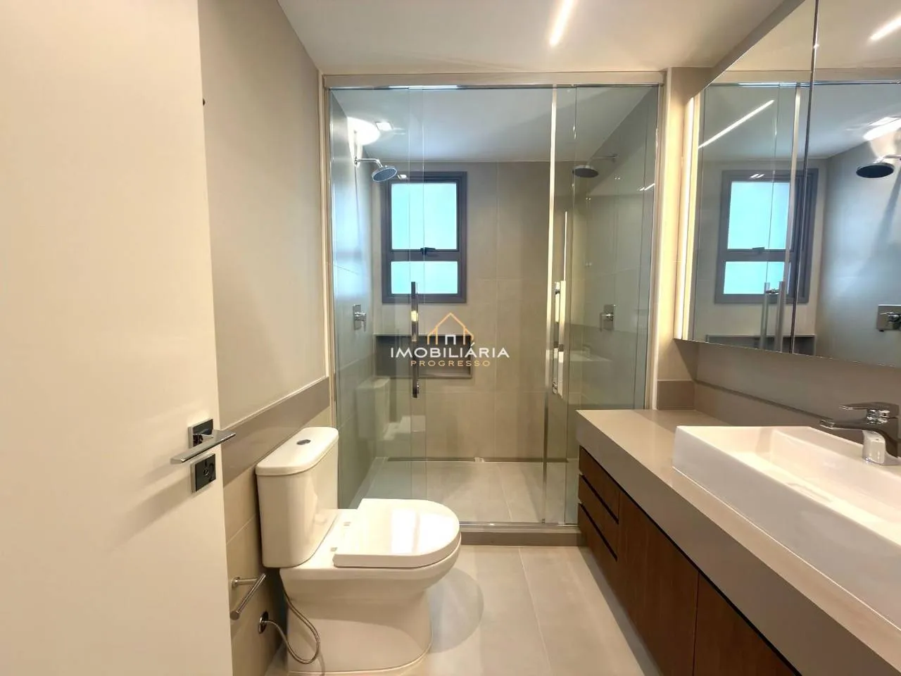 Floor-to-ceiling windows in a 3-bedroom apartment, 138 m² — photo 103