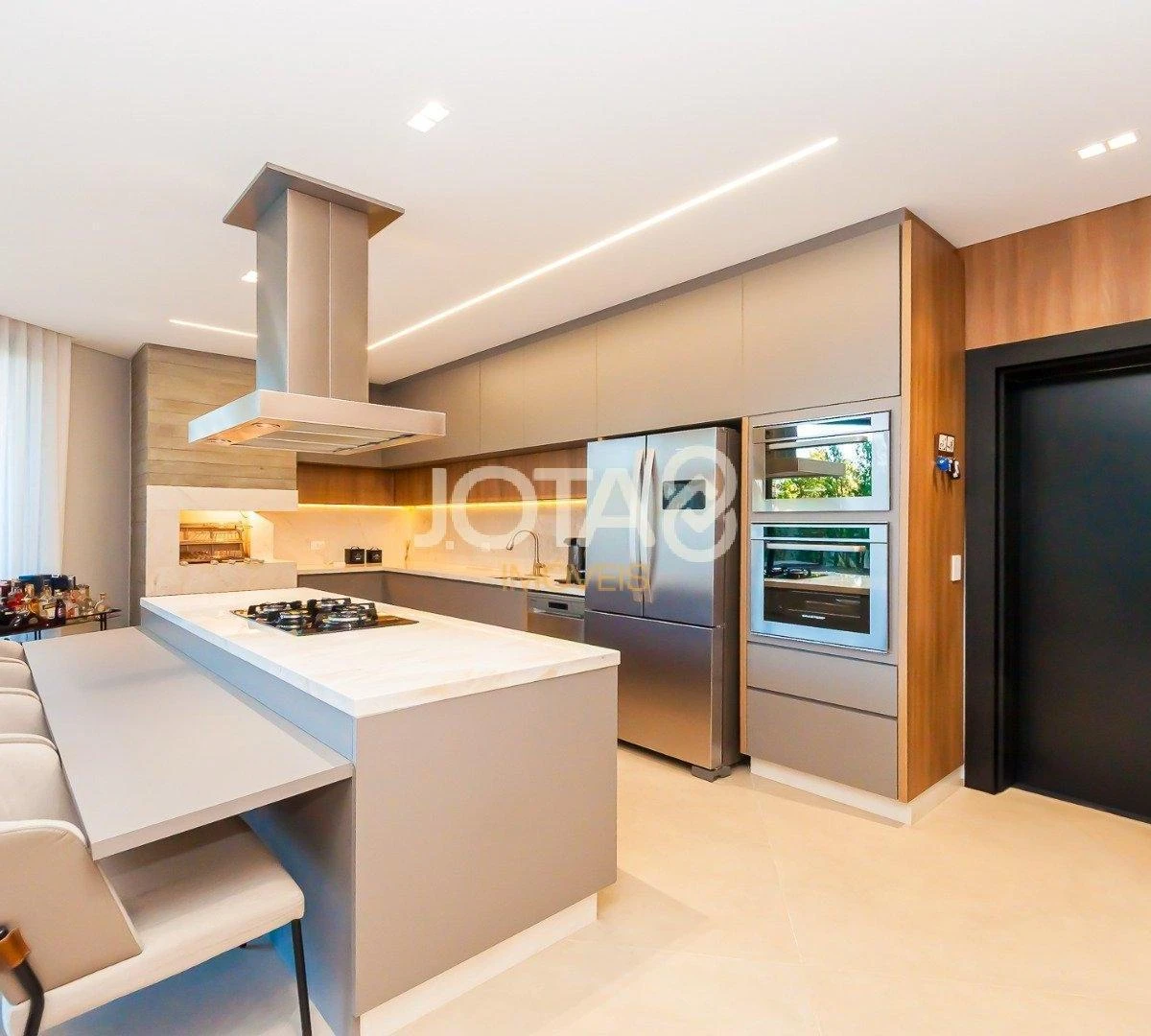 Floor-to-ceiling windows in a 4-bedroom house, 305 m² — photo 2