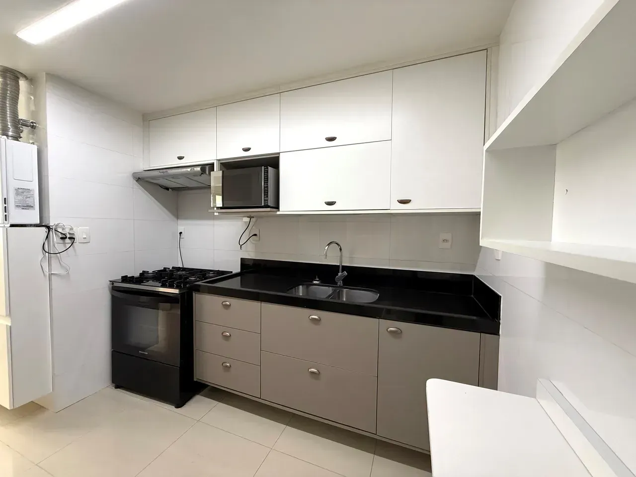 3-bedroom apartment with 4 bathrooms and a glass balcony — photo 20