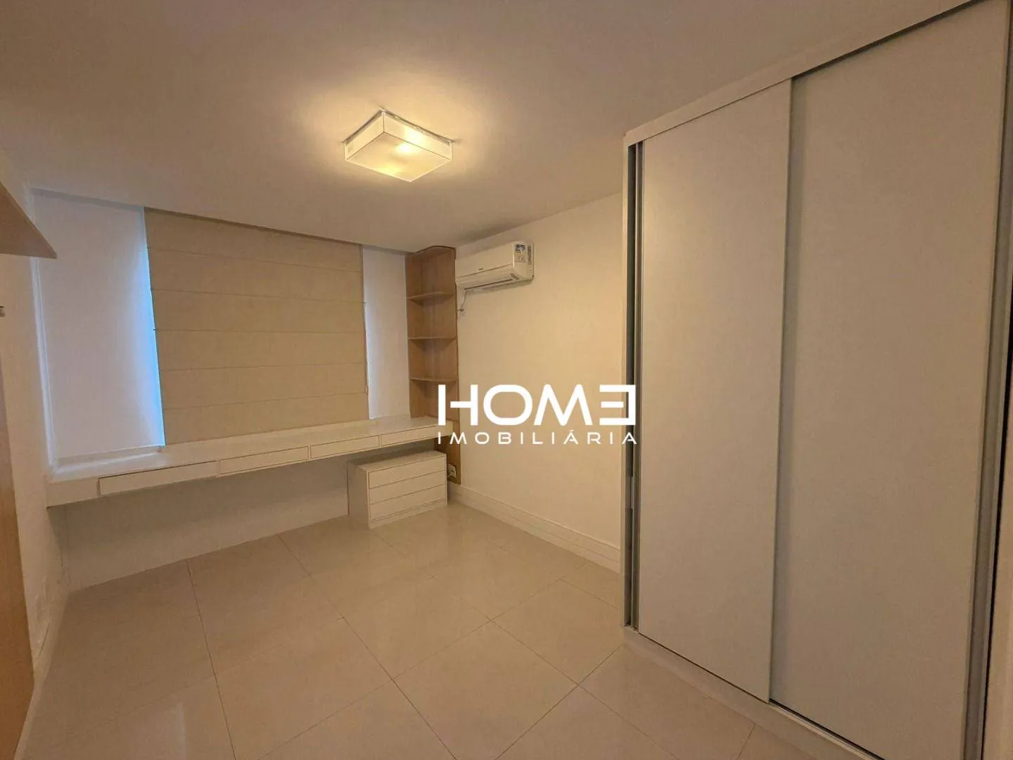 Furnished apartment, 365 m², with floor-to-ceiling windows — photo 4