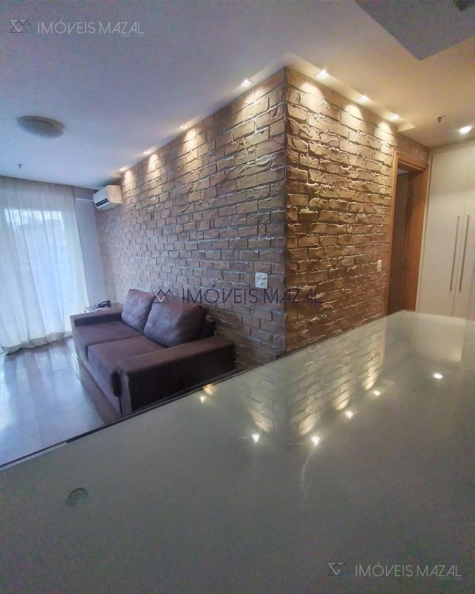 Glass-enclosed balcony in a one-bedroom apartment, 102 m² — photo 41
