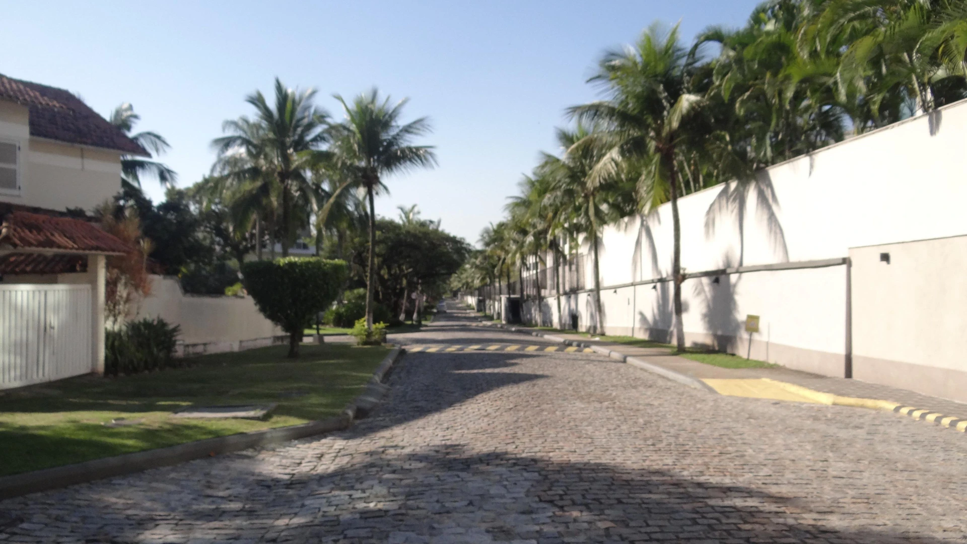 Casa de 384 m² com janelas do piso ao teto e varanda gourmet — photo 157