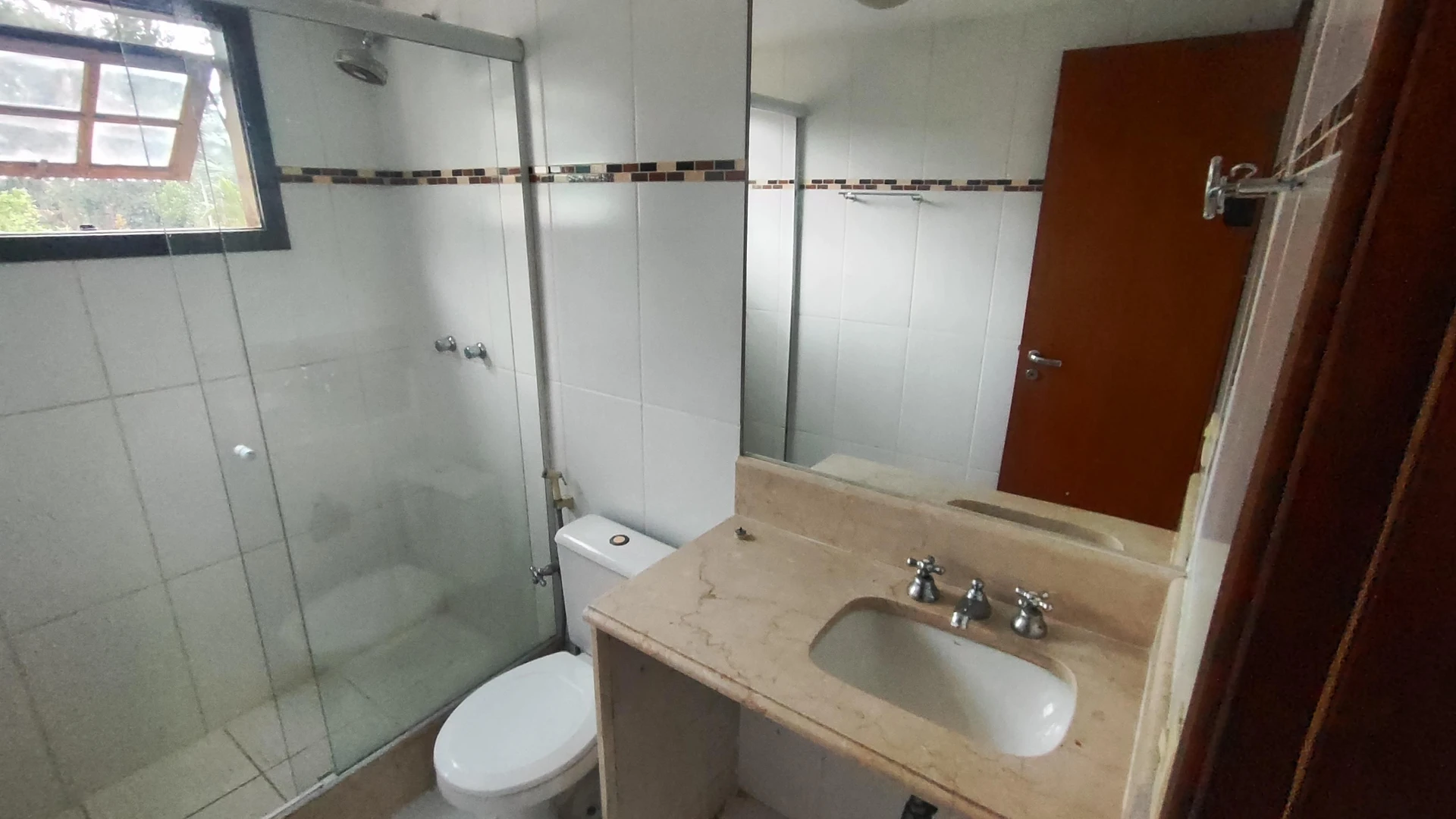 House with 3 bedrooms, 1 en-suite and 4 bathrooms — photo 15