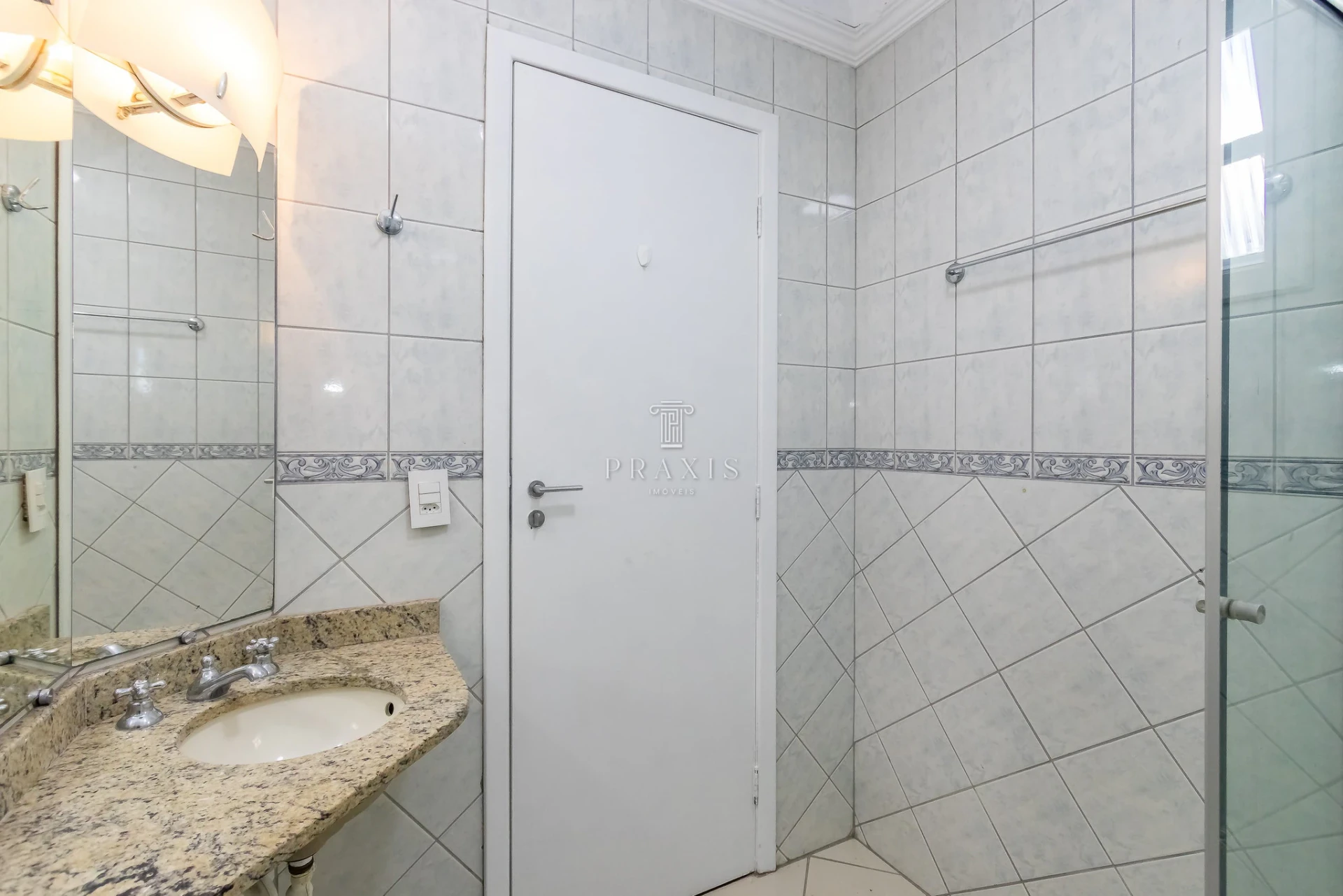 3-bedroom house with a bathtub — photo 14