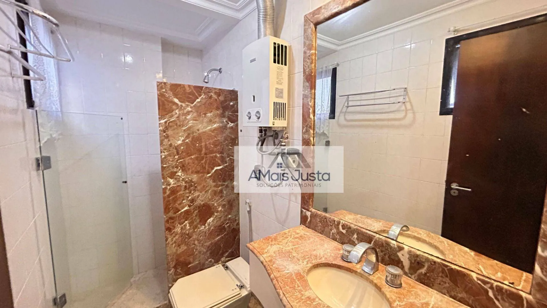 4-bedroom apartment in a building with a pool — photo 16