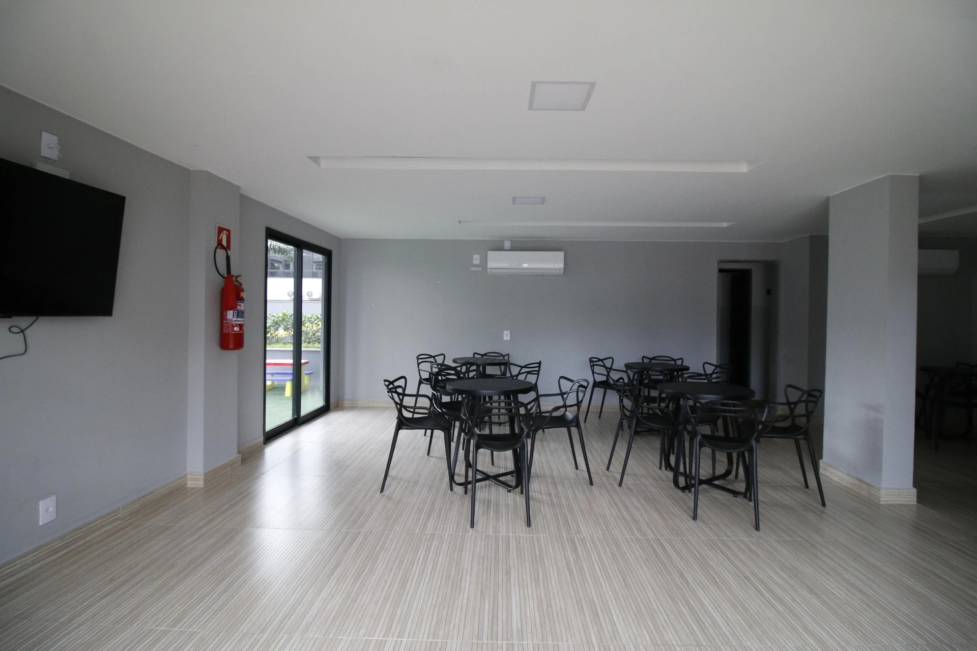 Home office in a 2-bedroom apartment, 130 m² — photo 45