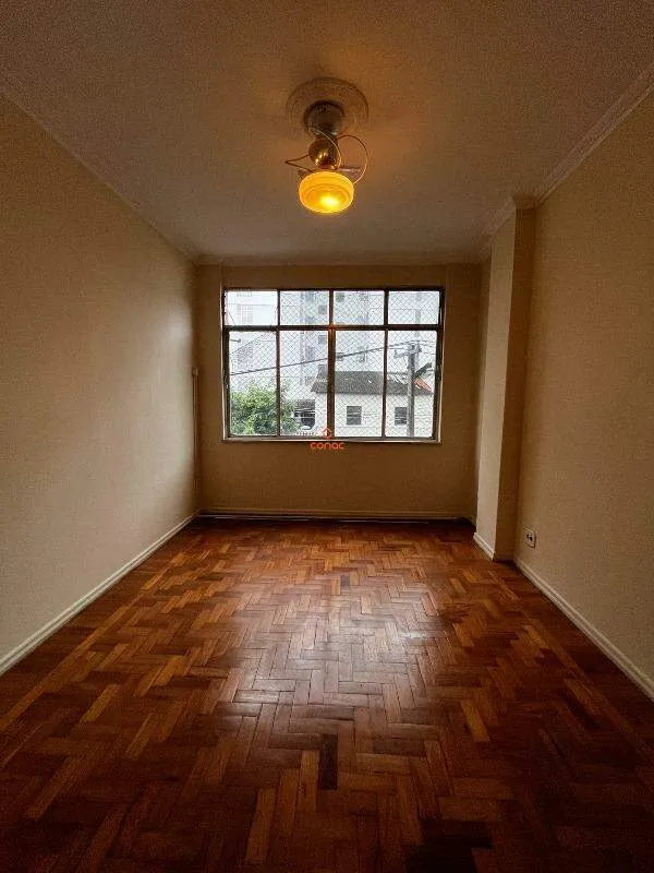 2-bedroom apartment with wood or laminate floors — photo 6