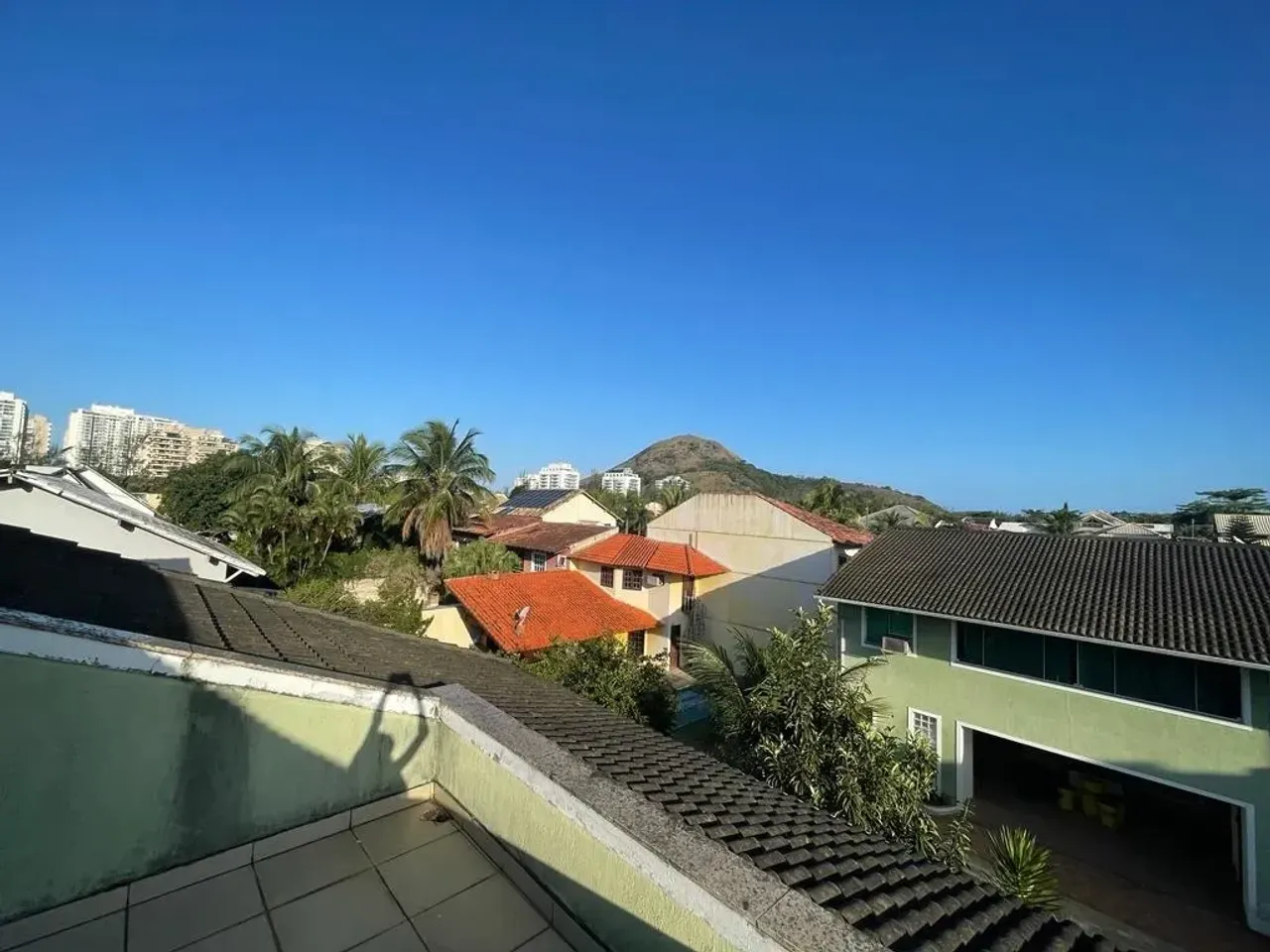 House with 4 bedrooms and 5 bathrooms, floor-to-ceiling windows — photo 18