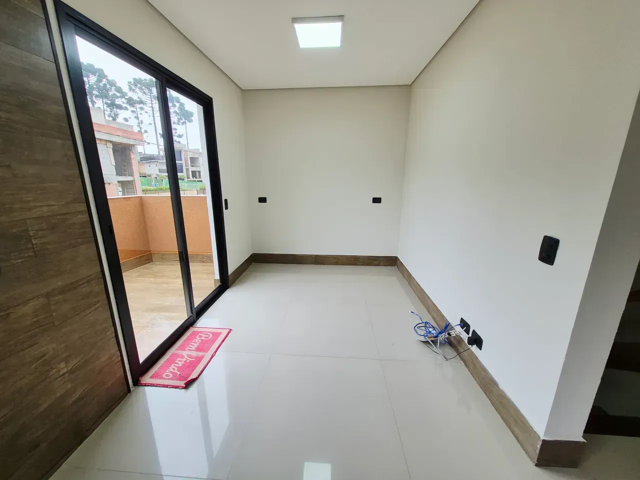 House with 3 bedrooms, 3 baths and a gas stove — photo 3