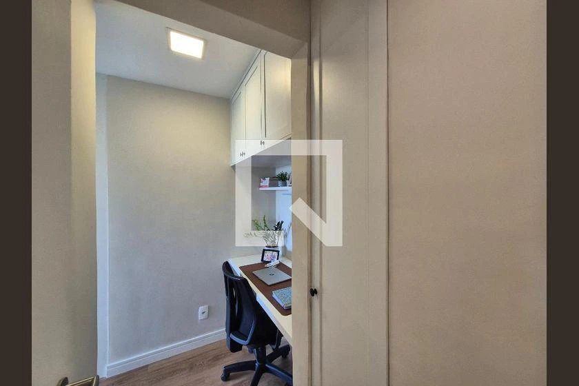 Glass-enclosed balcony in a 2-bedroom apartment, 82 m² — photo 37