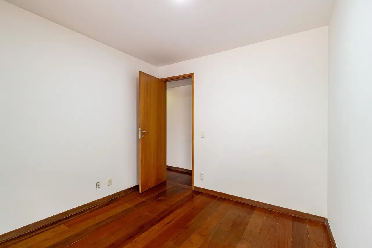 Walk-in closet in a 3-bedroom apartment, 110 m² — photo 4