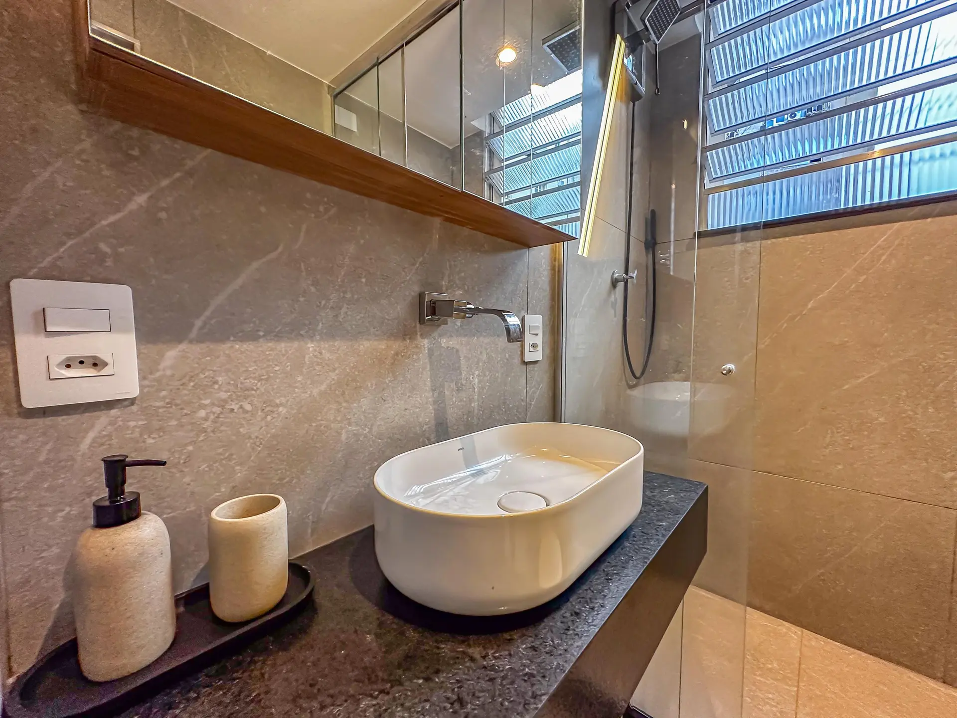 Furnished studio with glass shower and 1 bedroom — photo 33