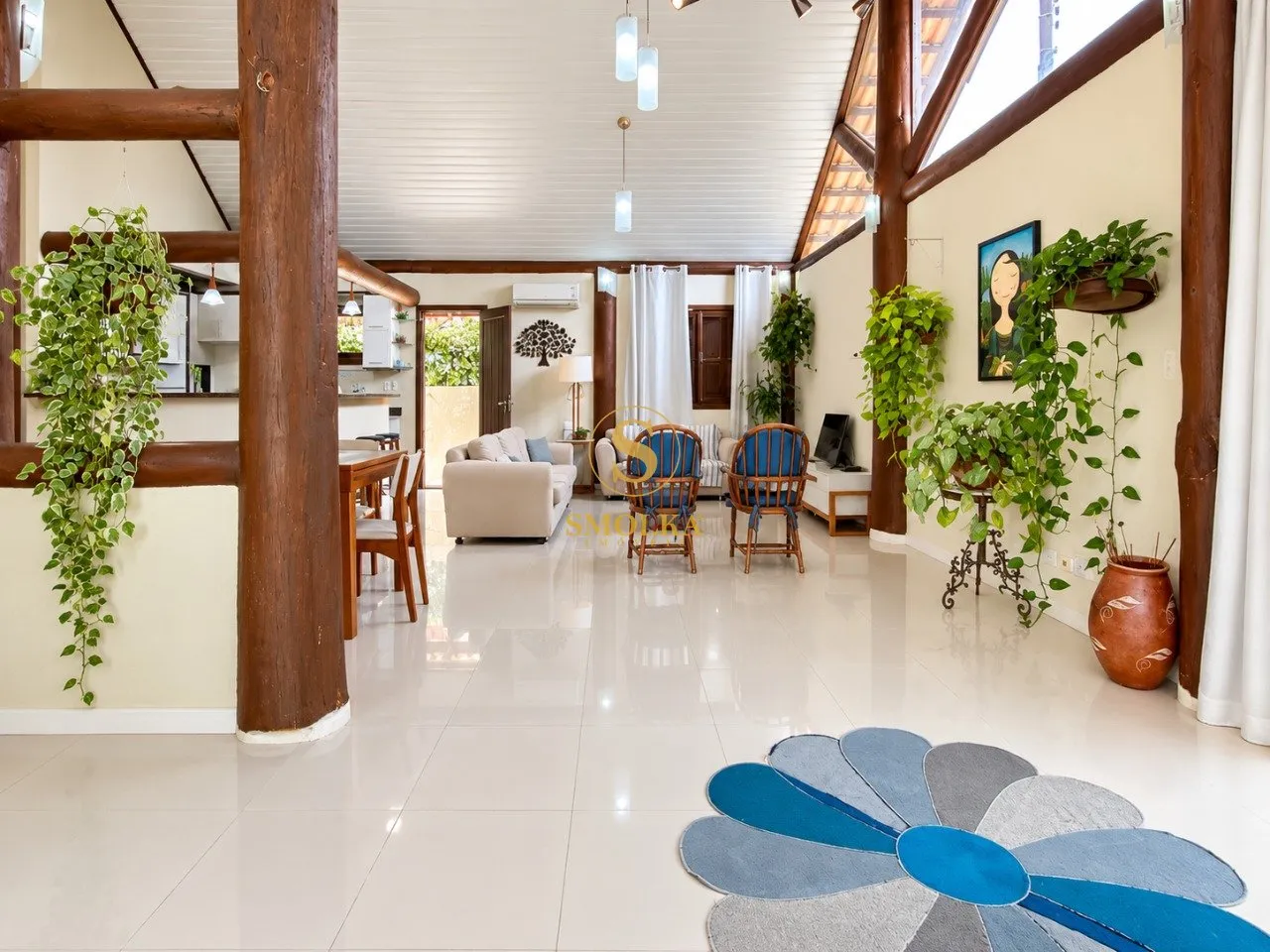 3-bedroom house with floor-to-ceiling windows