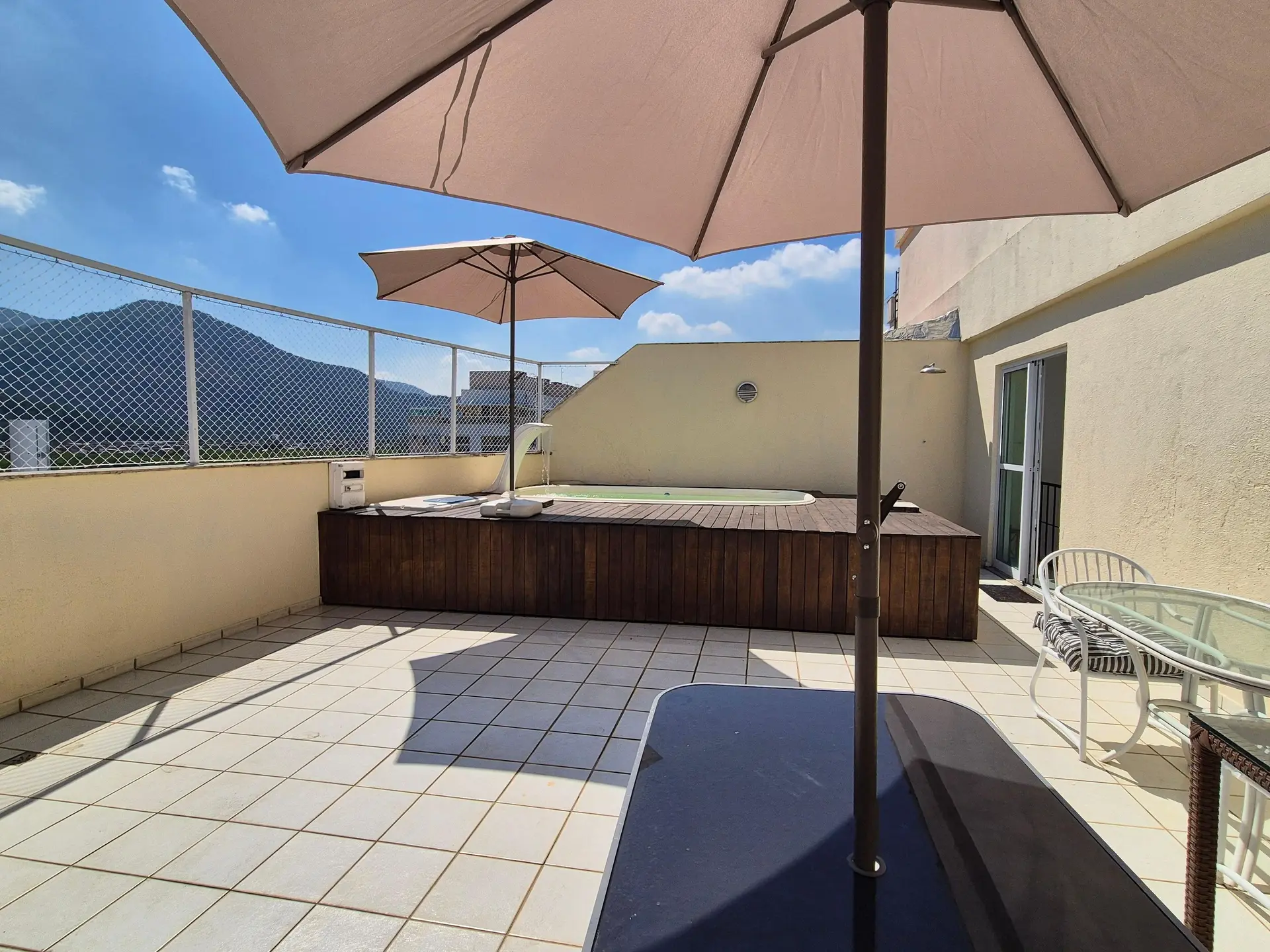 Furnished 2-bedroom apartment with private BBQ — photo 29