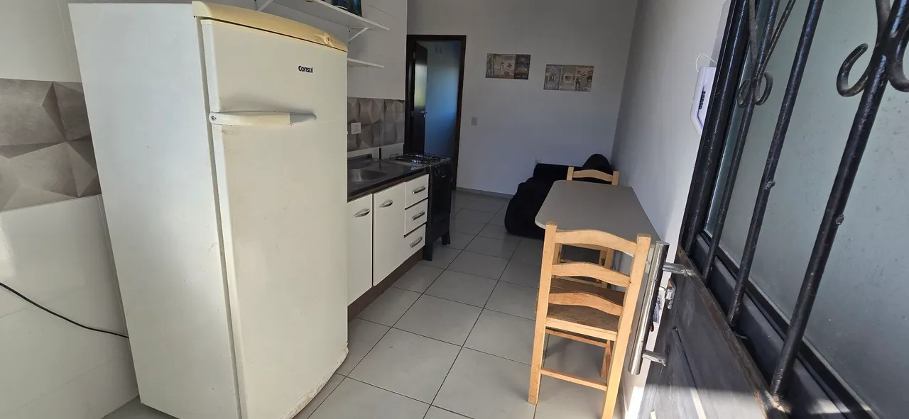 Kitnet mobiliada com kitchenette a gás e banheiro com box — photo 9