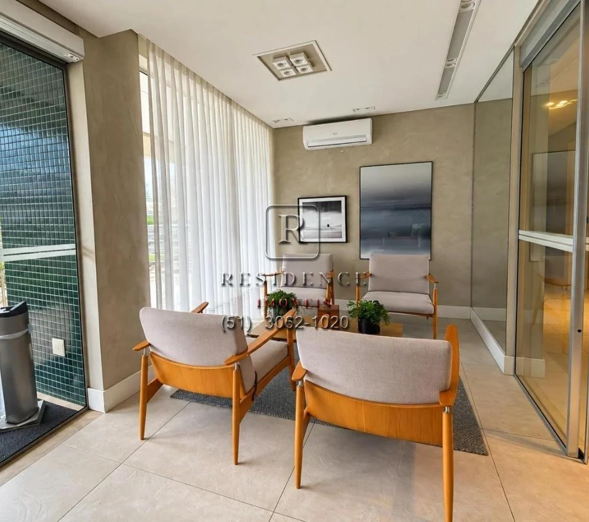 Balcony with a grill in a 2-bedroom apartment, 172 m² — photo 27
