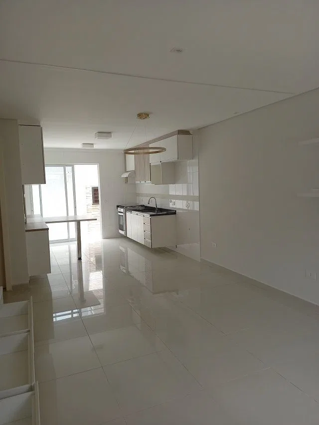 Casa de 180 m² com banheira e varanda envidraçada