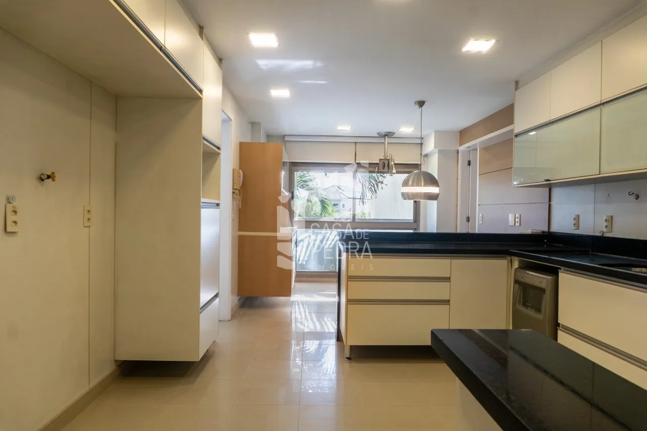 4-bedroom apartment with enclosed glass balcony — photo 51