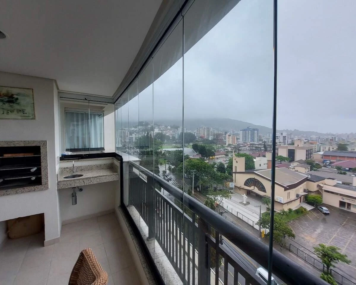 Квартира 149 м² с застеклённым балконом и грилем на балконе — photo 3
