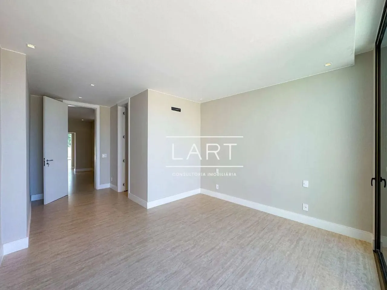Apartamento com 4 dormitórios e varanda de vidro — photo 11