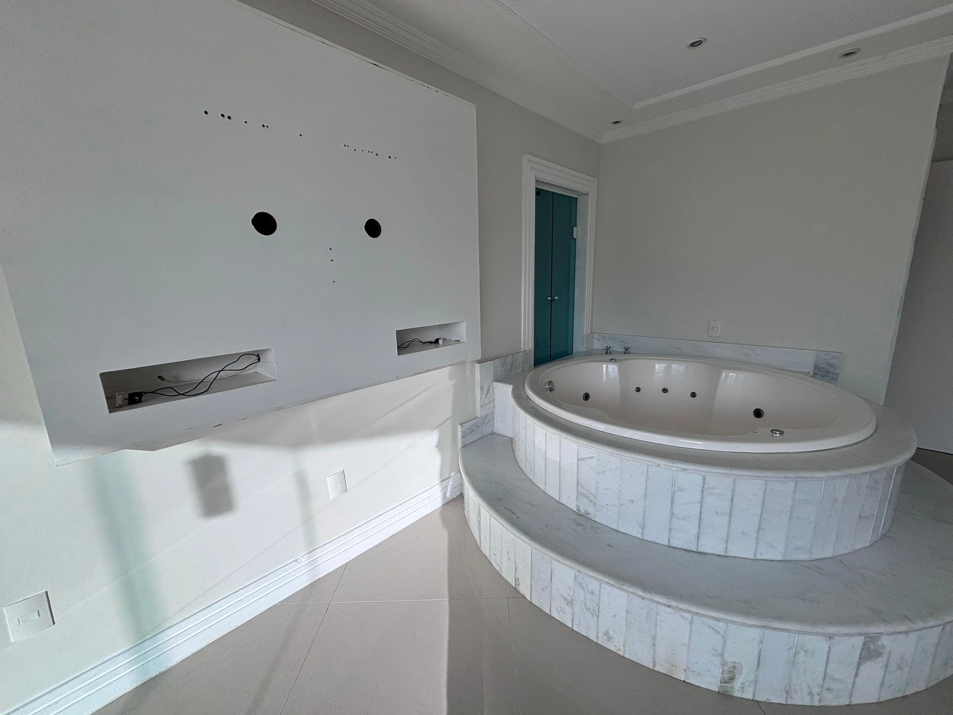 Condo house with 6 bedrooms and a balcony grill — photo 90