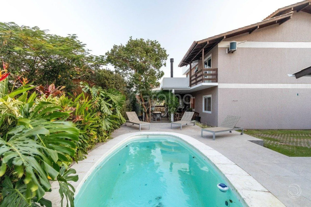 5-bedroom house with a fireplace in Florianópolis — photo 3