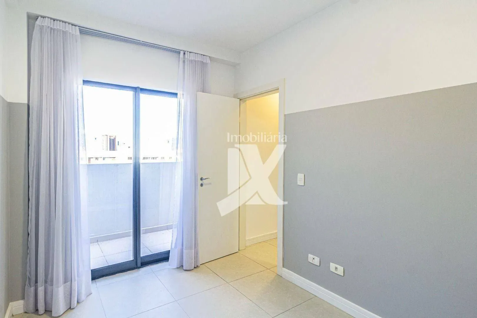 Furnished 2-bedroom apartment with open-plan kitchen — photo 22