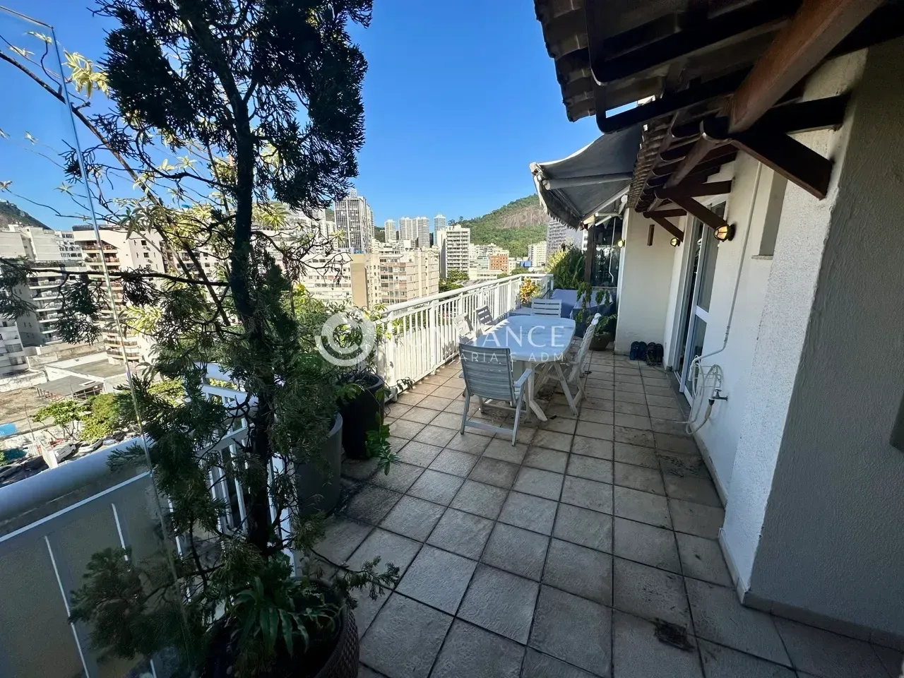 Apartment with enclosed balcony and built-in grill — photo 13