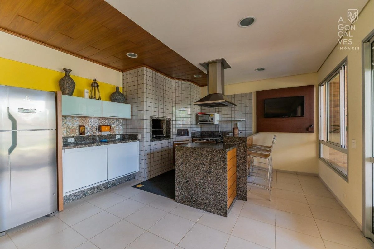 Wood or laminate floors in a 2-bedroom apartment, 60 m² — photo 5