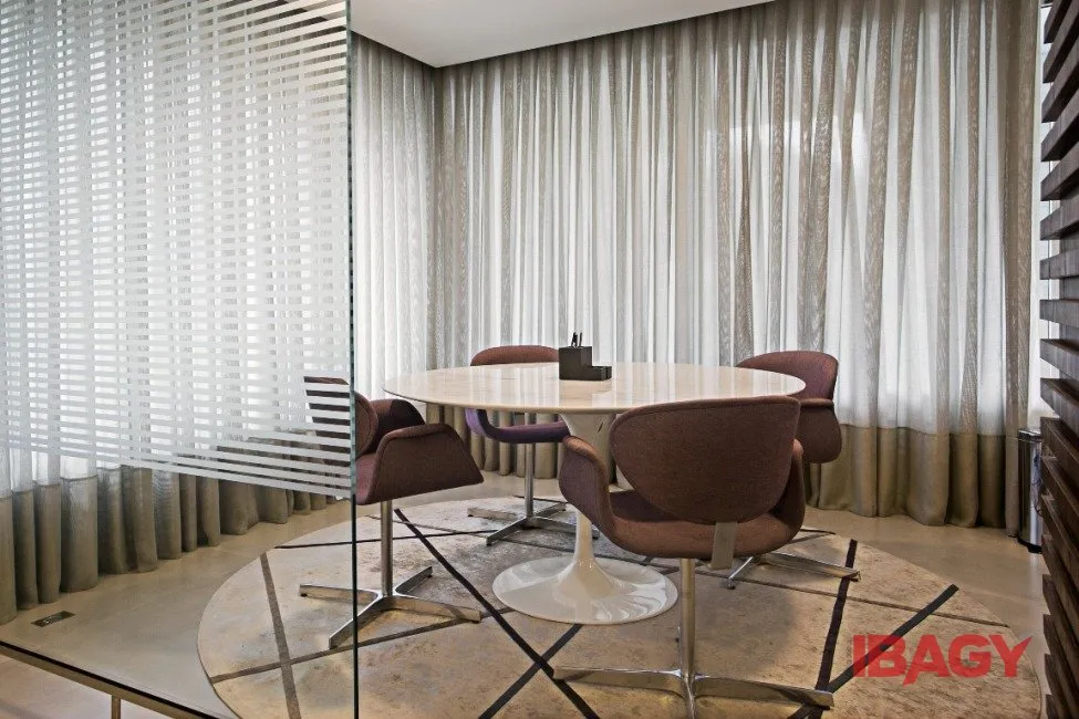 Furnished 2-suite apartment with enclosed balcony — photo 98